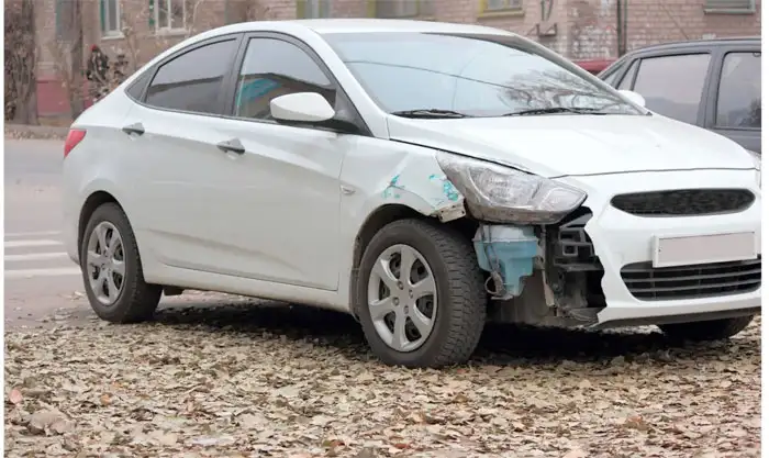 Weiße Limousine mit Motorschaden in Vlotho